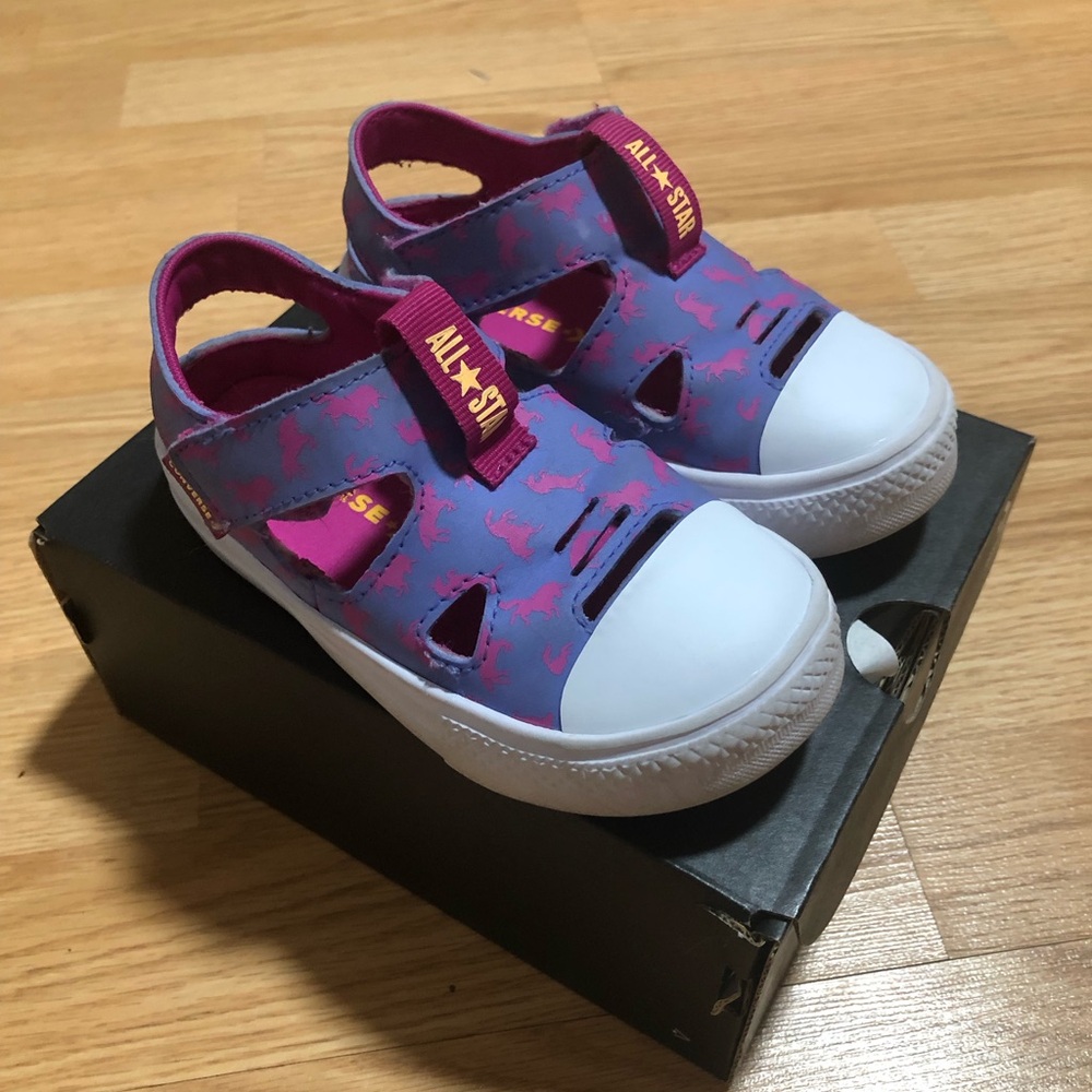 “Converse” shoes size 8 in great used condition